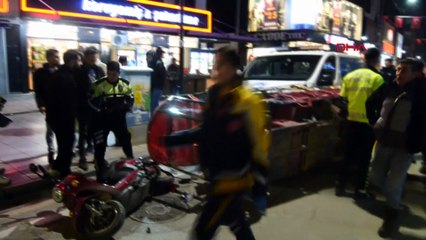 Ters yöne girip, 2 yayaya, iş yerine ve araçlara çarpan alkollü sürücü, darbedildi; olay anı kamerada