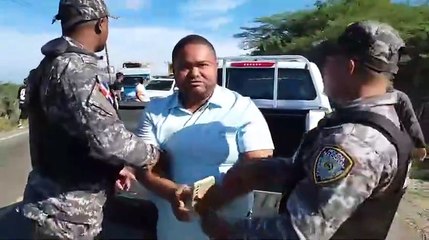 Arrastran abogado y lo arrestan durante protesta en Monte Cristi