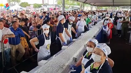 Grande festa, grande bolo: População comemora 74º aniversário de Cascavel