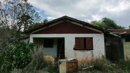 A PAISAGEM ERA BONITA, MAS A VILA ABANDONADA ESTAVA INFESTADA DE BICHOS ESTRANHOS