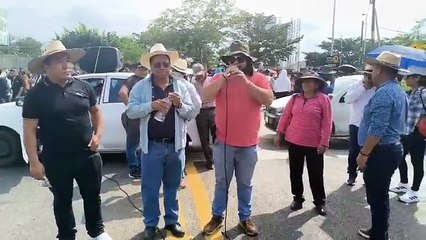 Maestros de la CNTE bloquean el Aeropuerto de Chiapas; anuncian más protestas | VIDEO