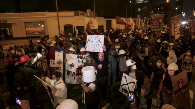 Manifestantes en Perú exigen reformas políticas para abordar la inseguridad y la corrupción.