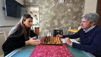 Anteprima Scirocco: Matilde Siracusano gioca a scacchi in baracca