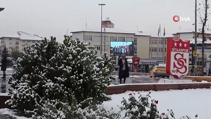Sivas beyaza büründü! Kent hafta sonuna kartpostallık manzarayla uyandı