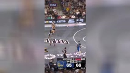 Curry encore magique : un floater acrobatique face aux Spurs