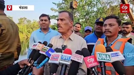 मंडला में अनियंत्रित ट्रक नर्मदा में गिरा, कई घंटे तक चला रेस्क्यू, ड्राइवर कंडक्टर लापता