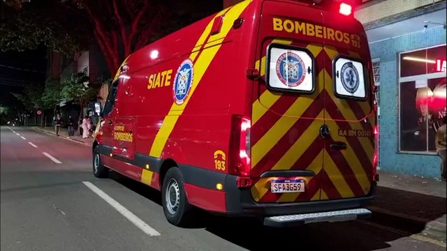 Idoso fica ferido ao cair de cabeça na calcada de bar em Cascavel