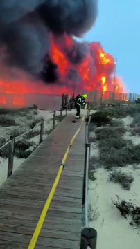 Bar na Costa da Caparica totalmente tomado pelas chamas . Não há feridos