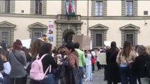 Accorpamenti scolastici, la protesta delle scuole a rischio davanti al palazzo della Regione