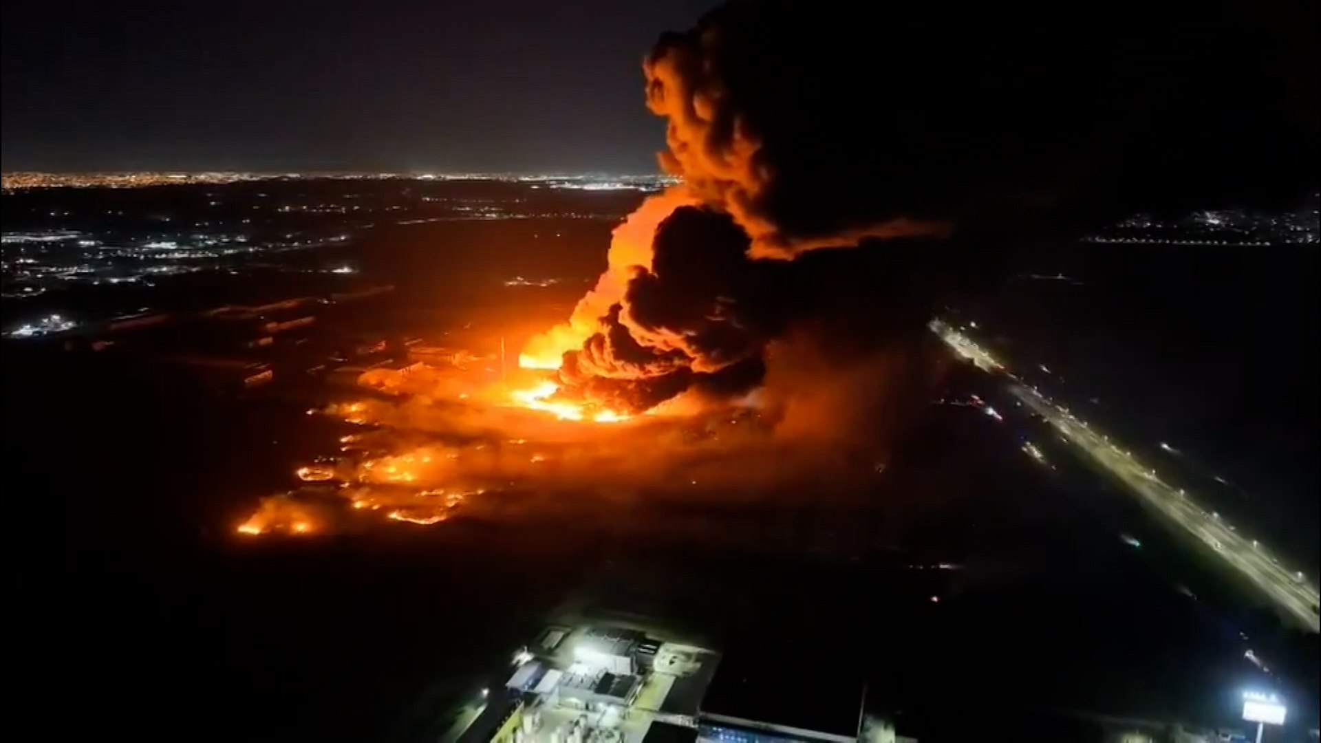 Una fuerte explosi�n sacudi� este viernes un polo industrial en la localidad de Ezeiza, provincia de Buenos Aires, a doce kil�metros del aeropuerto internacional Ministro Pistarini, el principal del pa�s suramericano, afectando la visibilidad en la zona y, seg�n la prensa local, causando varios heridos.
