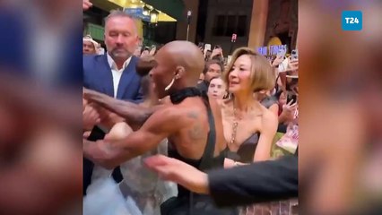 Yeni filminin galasında 'kırmızı halı işgalcisi' saldırdı: Ariana Grande'nin zor anları!