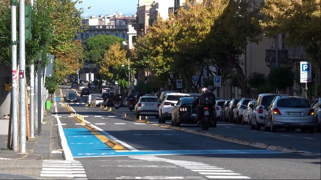 La nuova pista ciclabile cambia la via Cesare Battisti