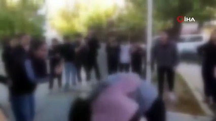 İki öğrenci saç saça kavga etti! Arkadaşları tezahürat yapıp video çekti