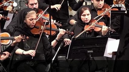 Iran, per la prima volta una donna dirige un'orchestra: "Spero sia l'inizio di una nuova era"
