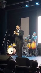 Manerra se va en llantos durante concierto en Escenario 360