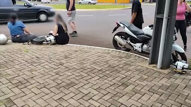 Acidente entre motocicletas é registrado na Avenida Rocha Pombo