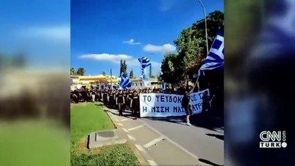 Rumlardan KKTC sınırında provokasyon! "Türk askeri dışarı" sloganı atıp, bayrak yaktılar