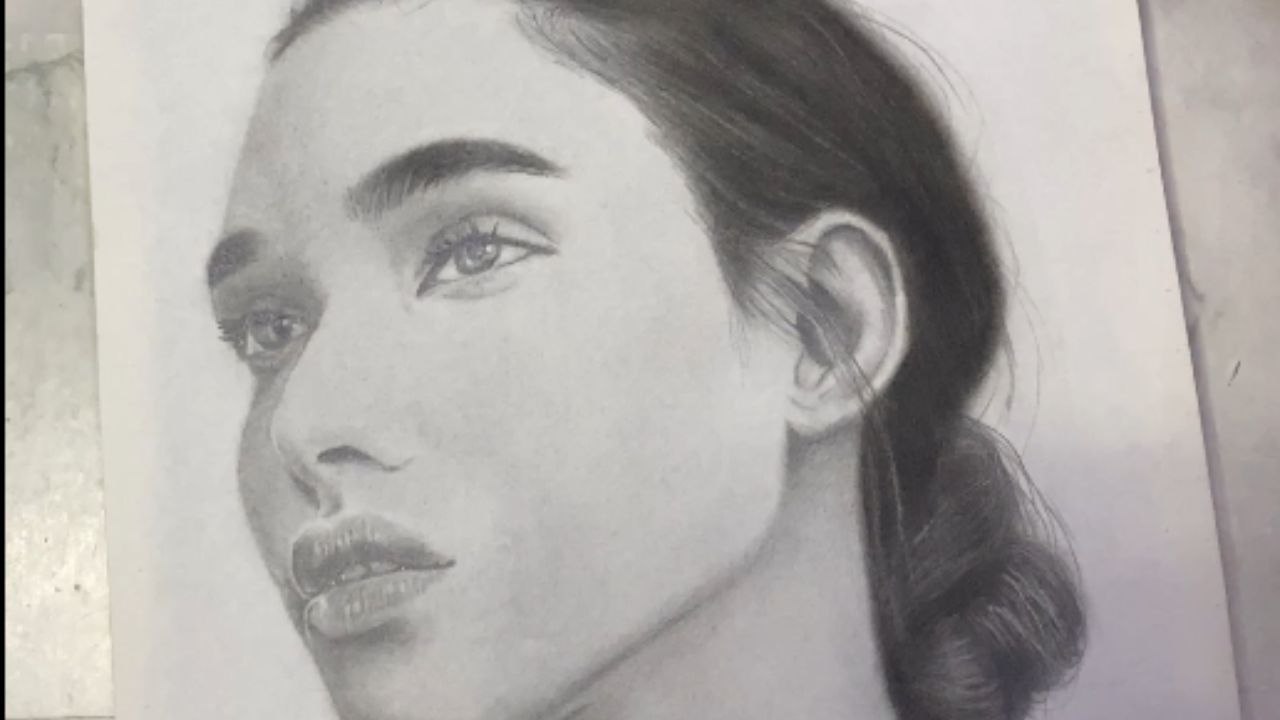 Talented artist draws Taylor Swift in a hyper-realistic sketch using charcoal pencil
