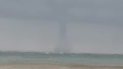 Il tornado che si è formato sul mare a Genova Voltri