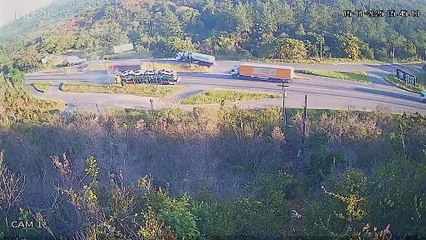Vídeo mostra grave acidente entre carreta e Hilux em rodovia baiana; homem morre