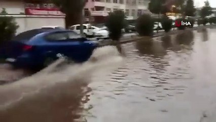 Diyarbakır'da sağanlak yağış yolları göle çevirdi