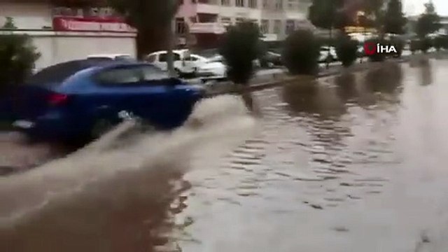 Diyarbakır'da sağanlak yağış yolları göle çevirdi