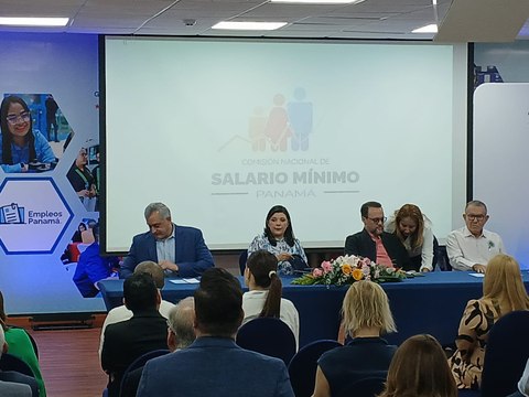 Ministra Jackeline Muñoz brinda declaraciones tras instalación de la Comisión Nacional de Salario Mínimo