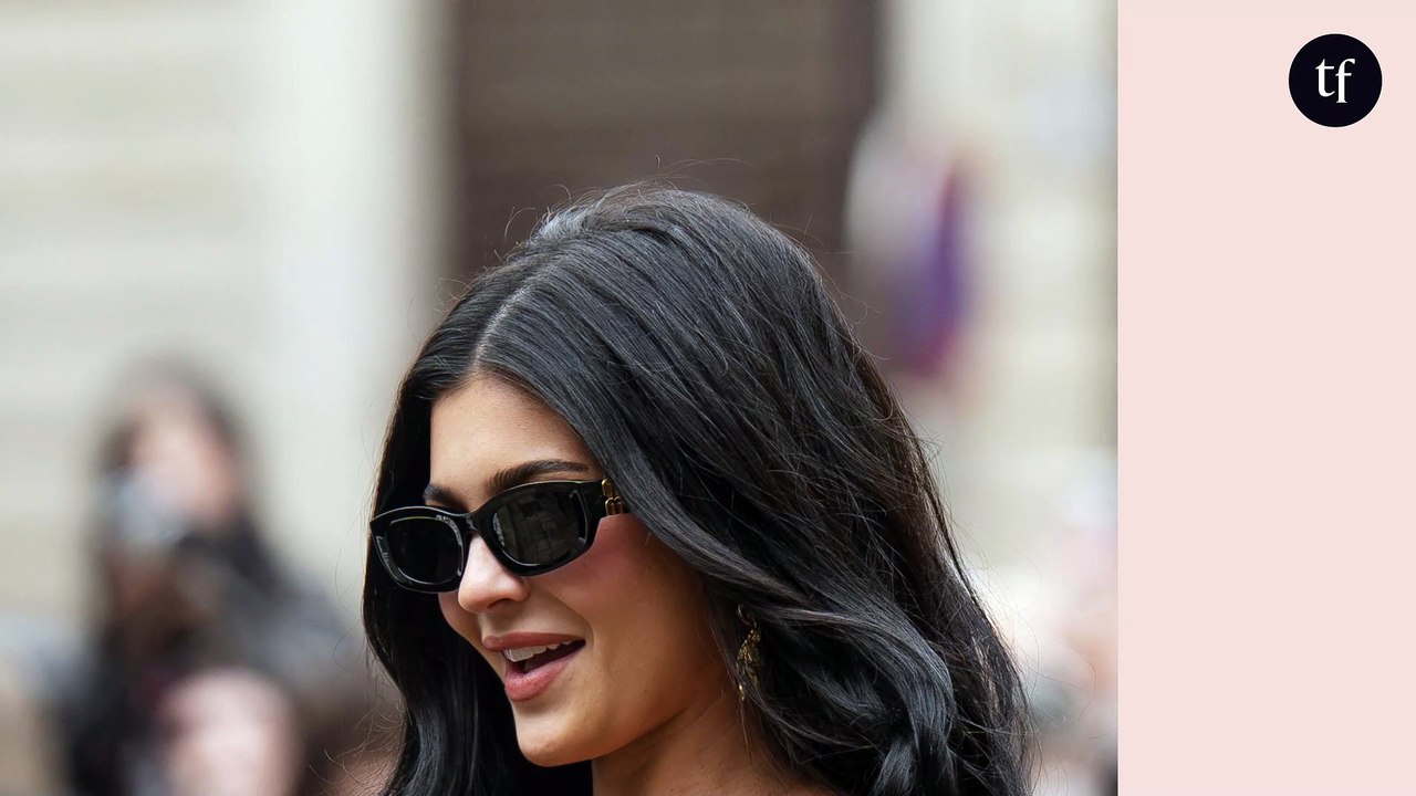 "Si sexy", "méga hot" : Kylie Jenner en décolleté XXL, elle enflamme Instagram avec ces photos lunaires