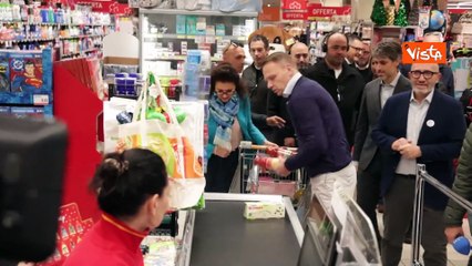 Lollobrigida fa la spesa al supermercato a Roma per donarla alla Colletta Alimentare