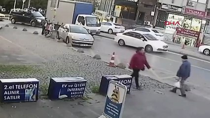 Ataşehir'de kamyonetin otobüs durağına daldığı anlar kamerada