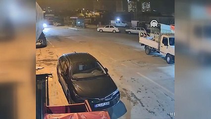 Ön tekeri kaldırılan motosikletin devrilerek başka motora çarpması kamerada
