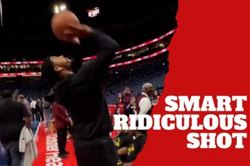 Lakers Marcus Smart makes a ridiculous shot without looking at the basket