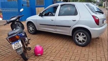 Motociclista tem lesão no joelho após colisão com carro na Avenida Guaíra