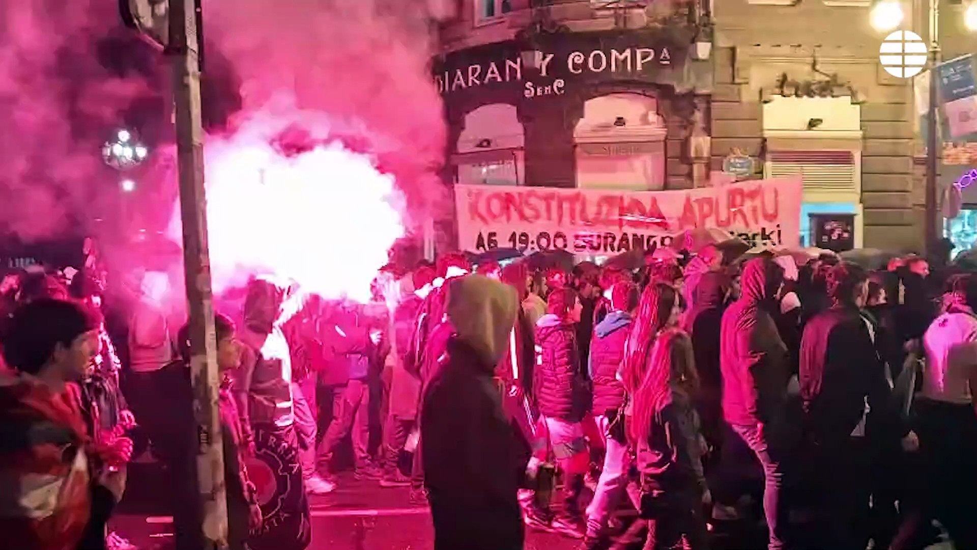 Los grupos radicales multiplican su apoyo en una de las dos manifestaciones soberanistas celebradas antes de partido entre Euskadi y Palestina. Unos 20.000 manifestantes se suman a la marcha ultra 'abertzale' por Palestina con gritos contra Espa�a y quema de contenedores.
