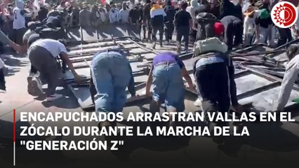 Encapuchados arrastran vallas del Zócalo durante la marcha de la Generación Z