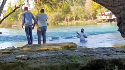 Buz gibi suya giren adamı 45 dakika boyunca polis ikna etmeye çalıştı