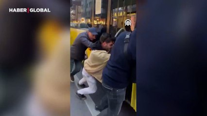 Üsküdar'da arızalanan İETT otobüsünü yolcular itti! O anlar kamerada...