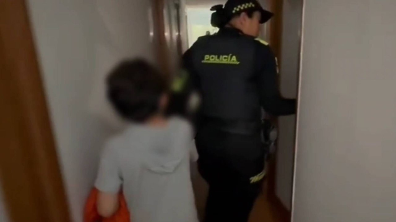 VIDEO | Revelan las pésimas condiciones en las que hallaron al menor que suplicaba comida desde una ventana