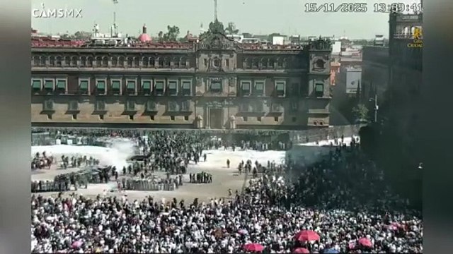 🇲🇽 Disturbios en CDMX: encapuchados derriban vallas y enfrentan a policías frente a Palacio Nacional