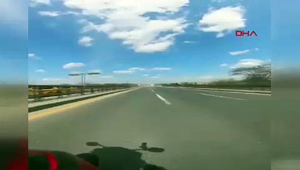 Saniye saniye kaza anları! Otomobile çarpıp karşı şeride geçti