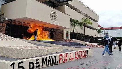 Marchan normalistas contra gobierno de Chiapas