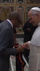 Spike Lee delivers a special Knicks jersey to Pope Leo