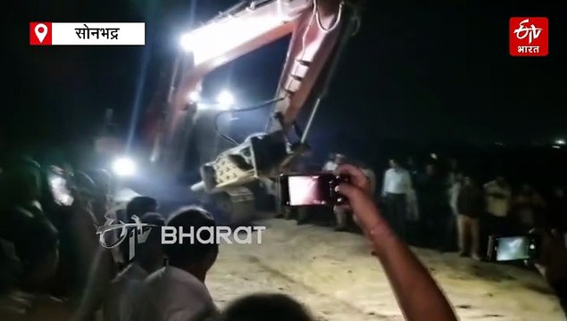 सोनभद्र में पत्थर की खदान ढही; एक मजदूर का शव मला, मलबे में 11 लोगों के अभी भी दबे होने की आशंका, SDRF-NDRF की टीमें जुटी