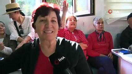 Dolandırıcıların hedef kitlesi  60 yaş üzeri vatandaşlara akıllı telefon kullanımı eğitimi veriliyor