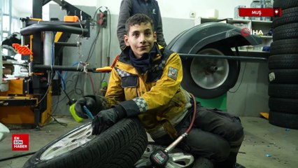 Muş'ta köpeklerin saldırdığı tavuk oto lastikçiye sığındı