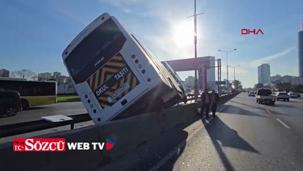 Kadıköy'de hafif ticari araca çarpan servis minibüsü yan yattı