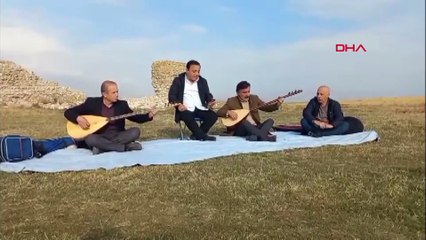 40 yıl önce yüzdükleri alanda, saz çalıp türkü söylediler