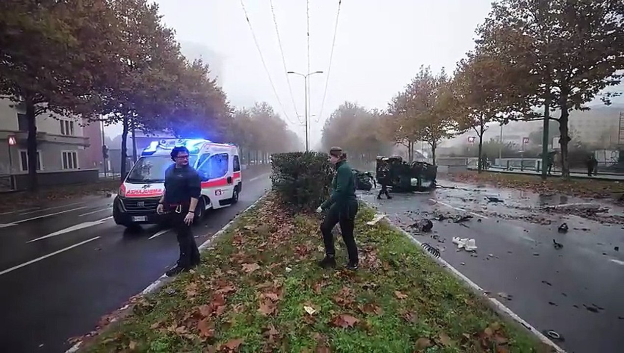 Milano, incidente in viale Fulvio Testi: un'auto si ribalta in mezzo alla strada