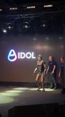 Debutto disastroso per AIdol il robot russo crolla sul palco dopo pochi secondi