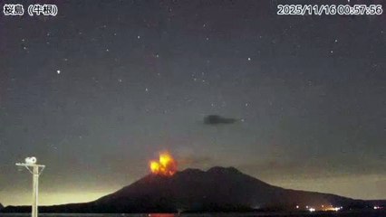 Erutta il vulcano Sakurajima in Giappone, colonna di cenere e fumo alta 4 chilometri